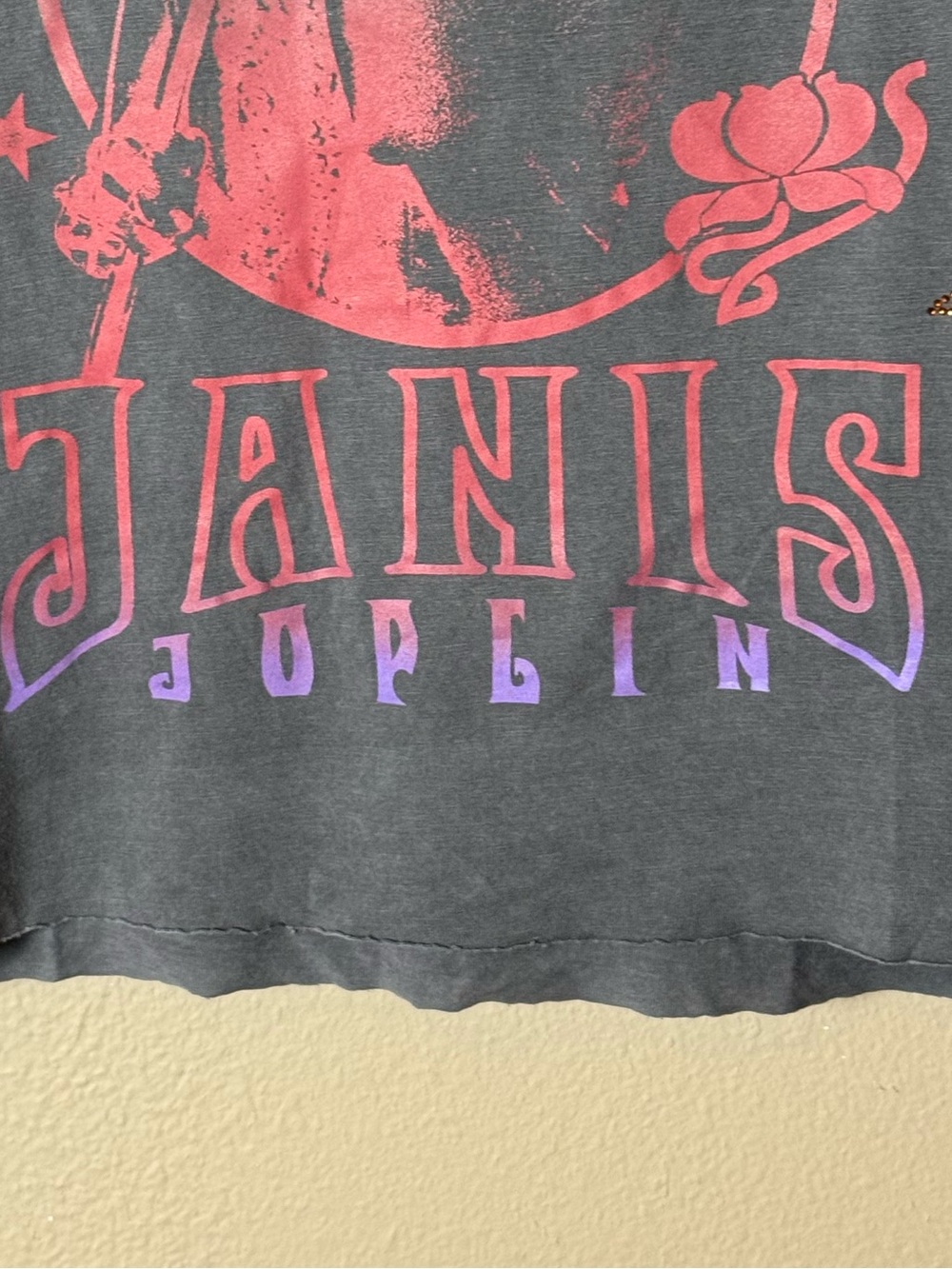 Lauren Moshi x Janis Joplin Graphic V-Neck Distressed Tee Vintage Gray Medium - Picture 6 of 8